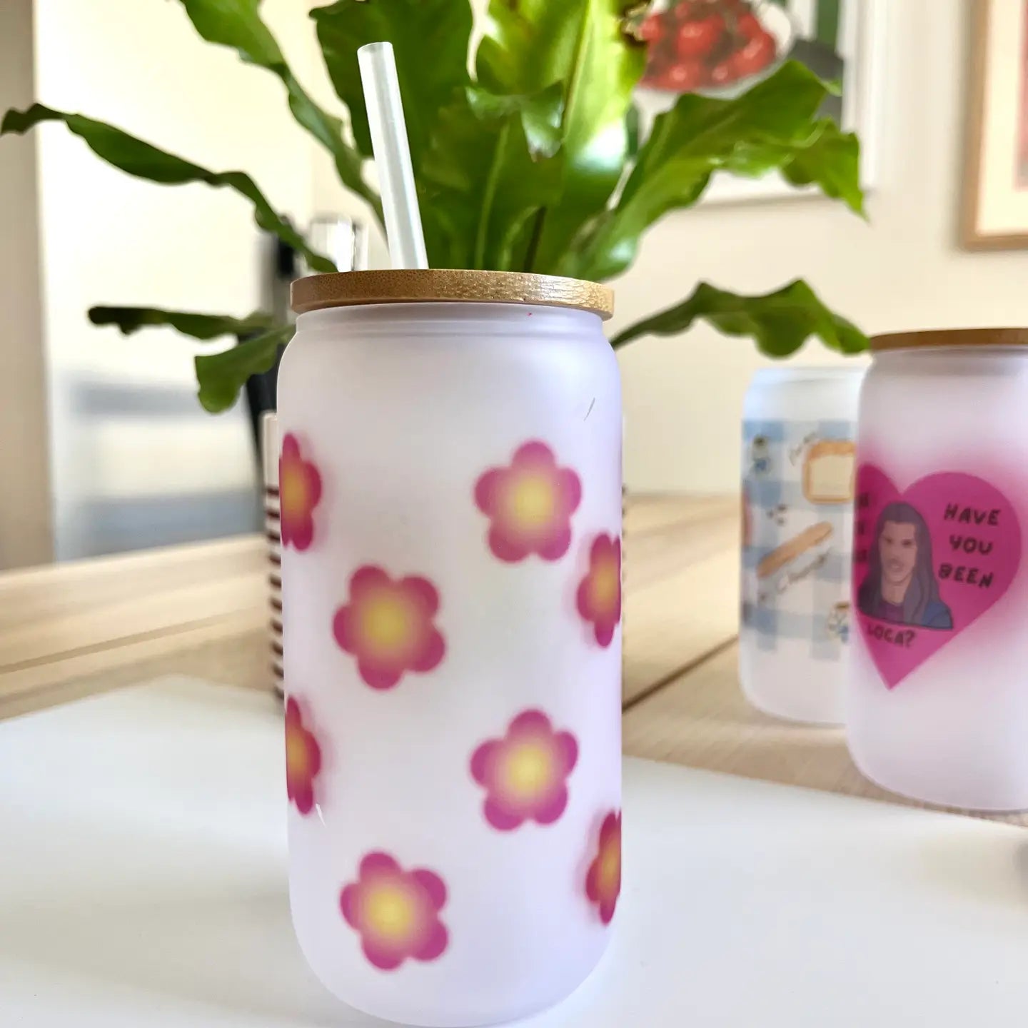 Shrek Pop Culture Glass Cup with Lid and Straw (Spanish)